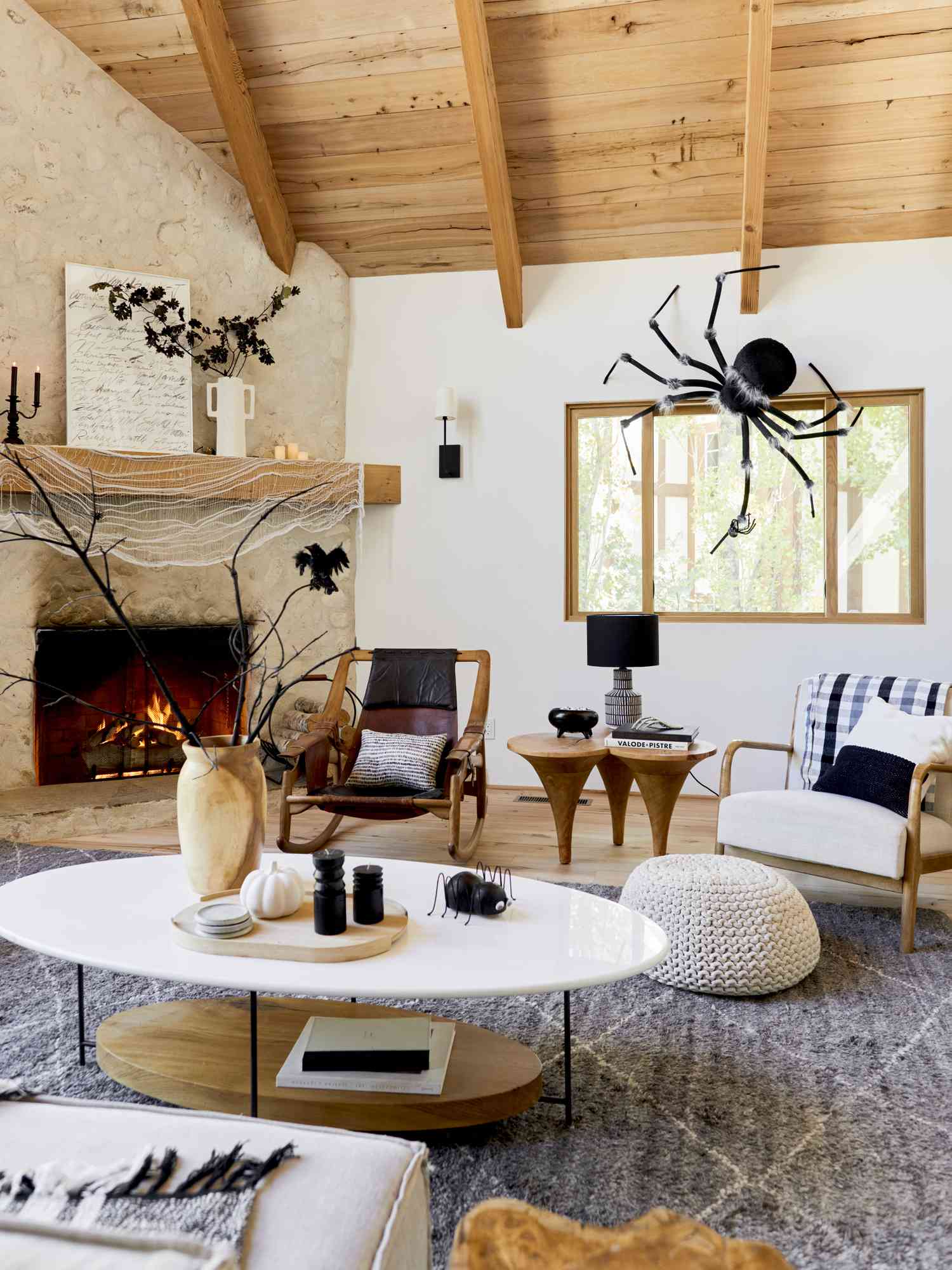 Decoración de Halloween en un salón moderno