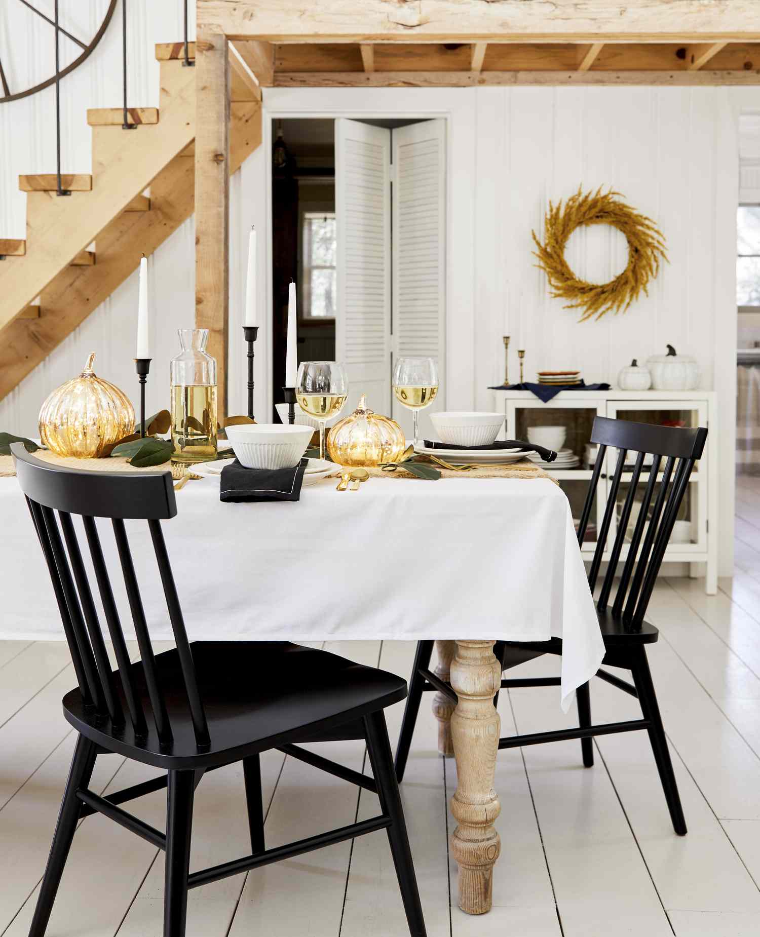 Comedor moderno con decoración otoñal
