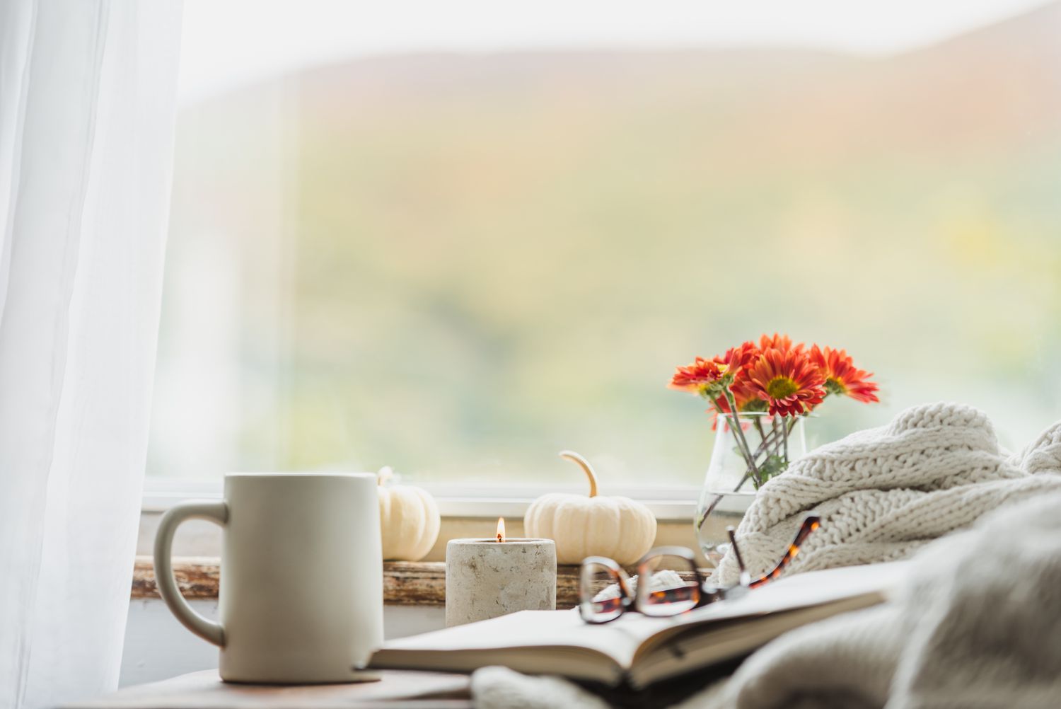 Una taza de té y una vela