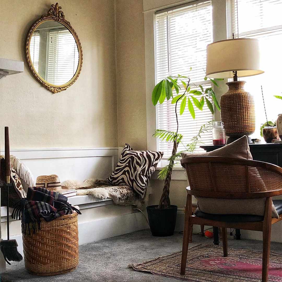 Silla de mimbre y zona de escritorio