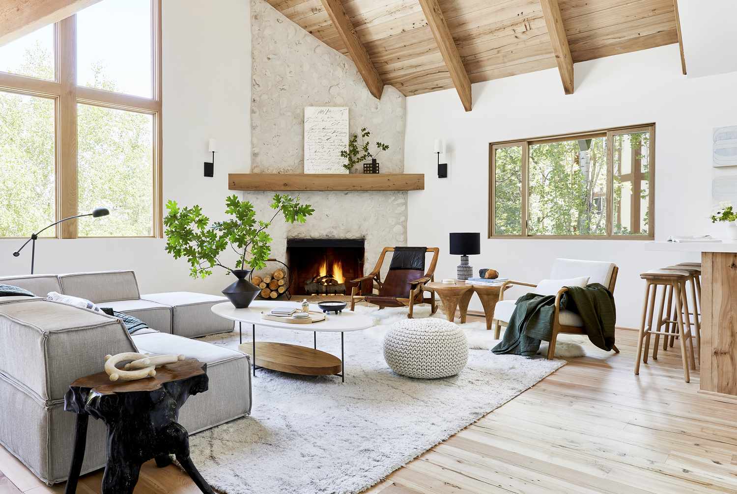 Salón escandinavo Emily Henderson Mountain House