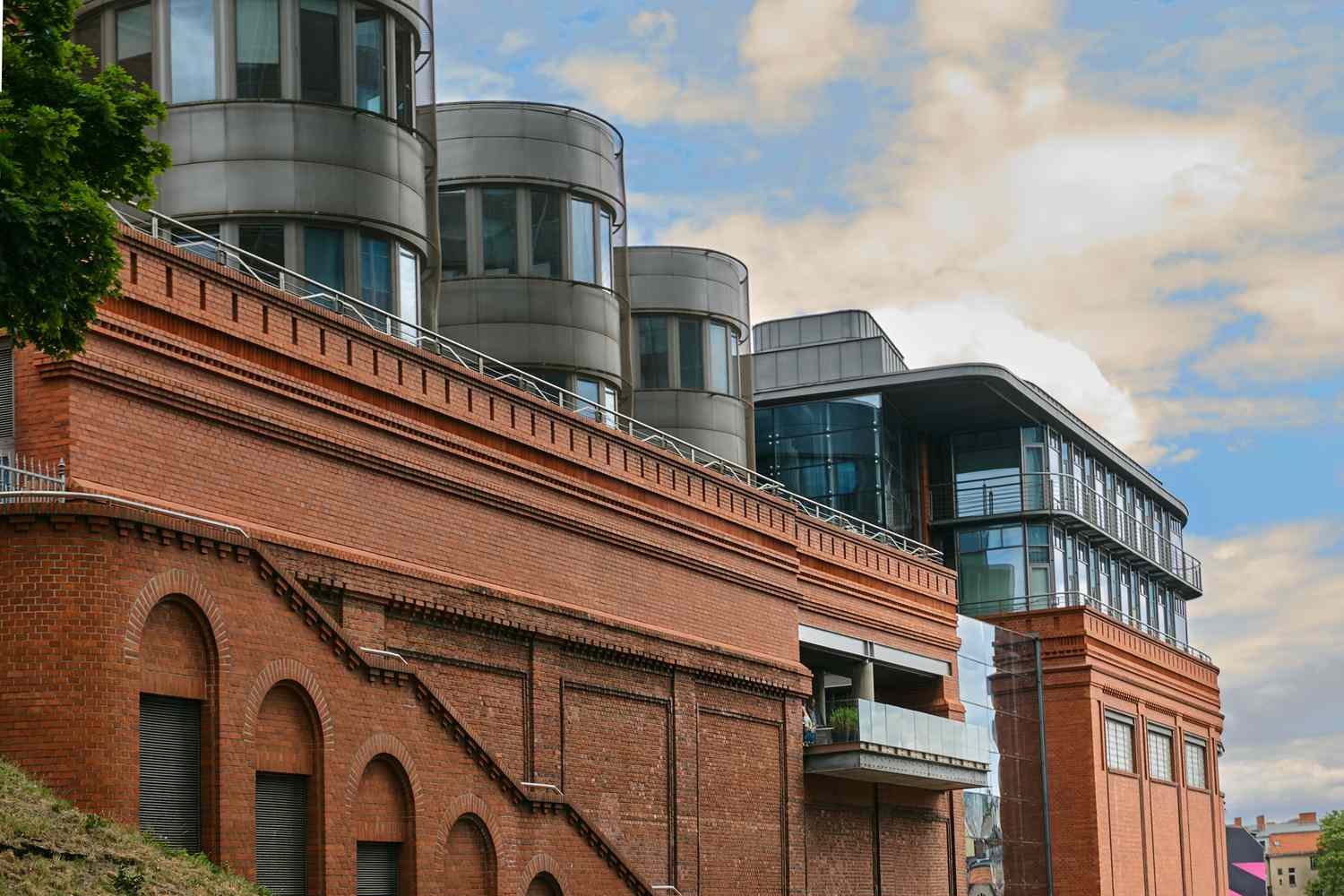 Paredes de ladrillo rojo en una antigua fábrica de cerveza en Poznan, Polonia