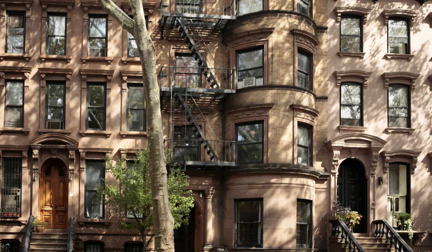 Edificios de piedra rojiza de la preguerra en Fort Greene, Brooklyn