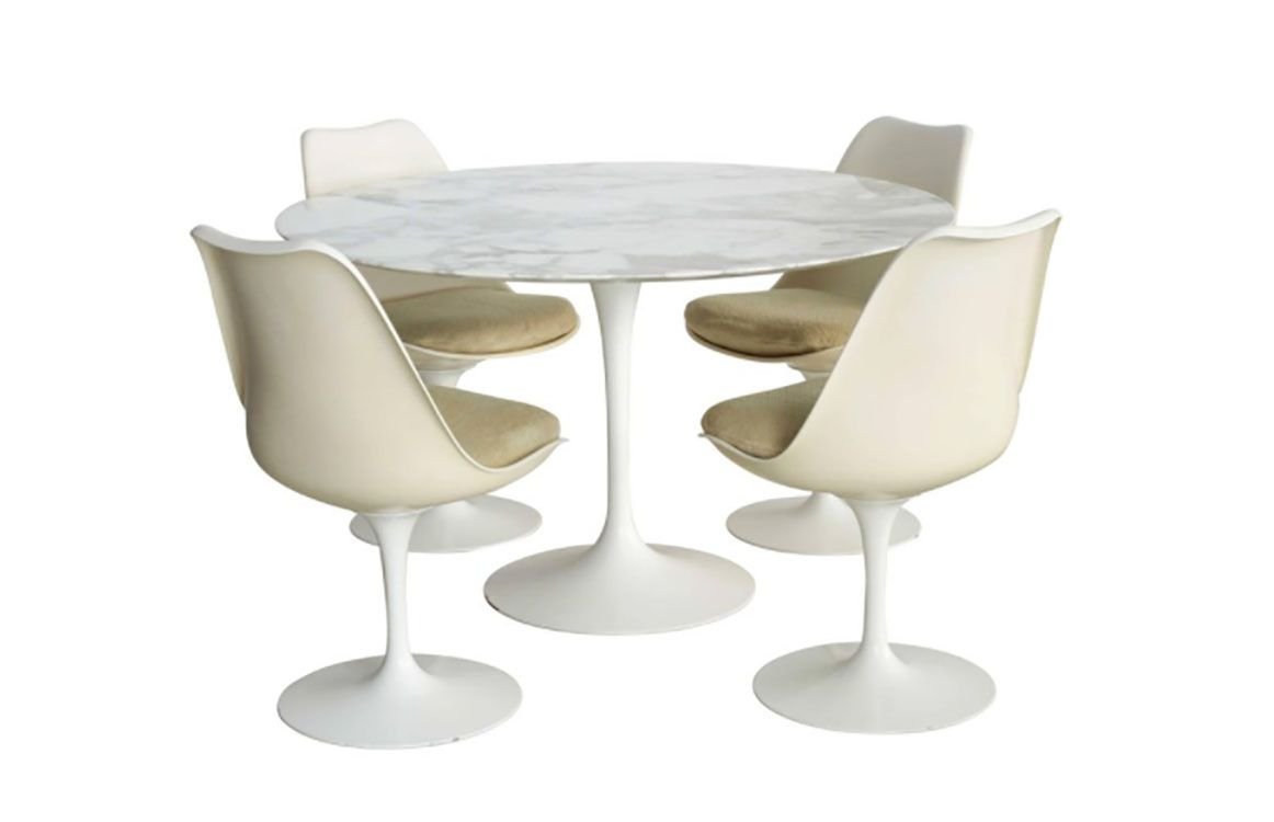 Mesa y sillas vintage de la colección Pedestal de Eero Saarinen para Knoll International