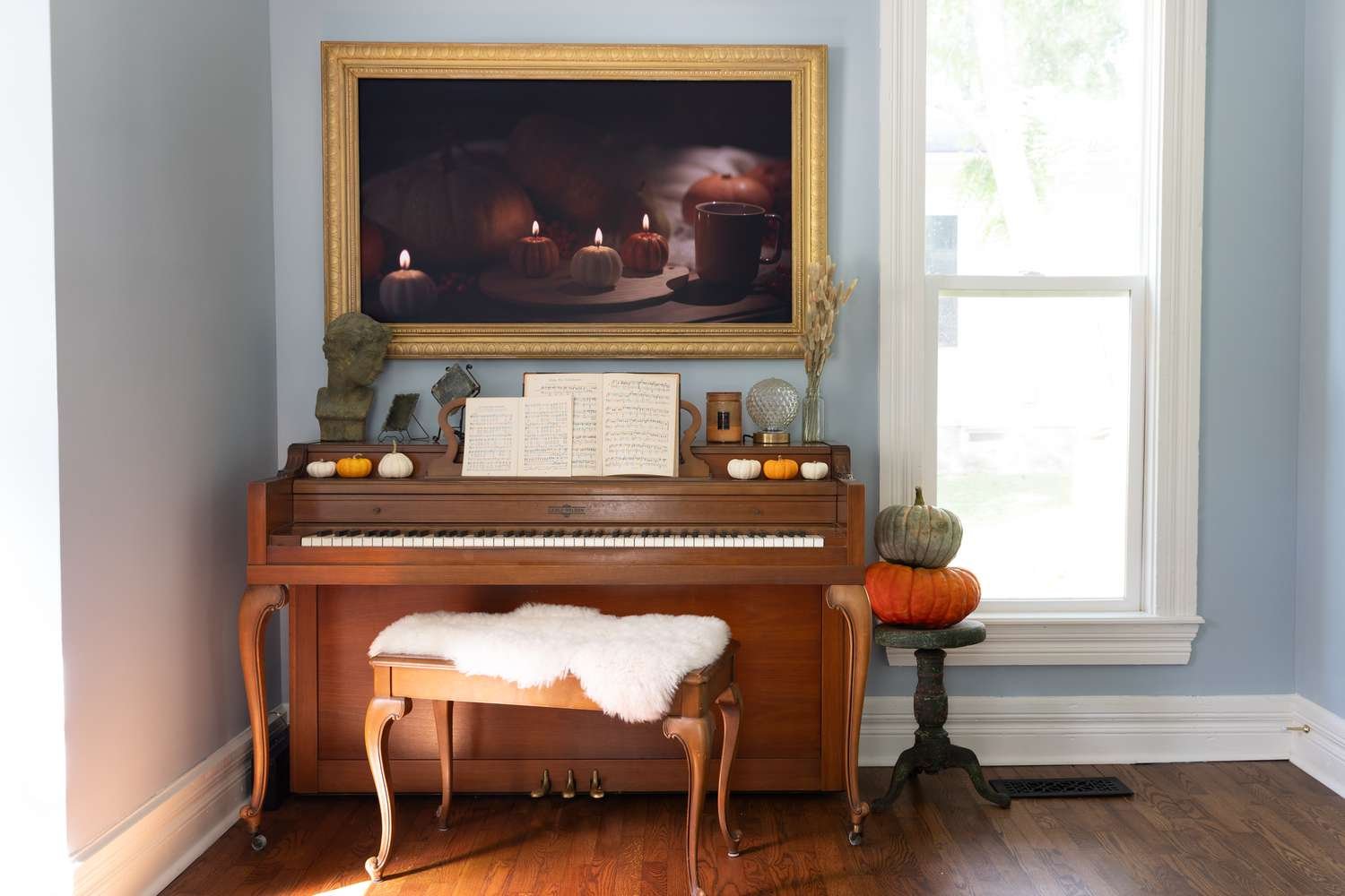 decoración otoñal del piano