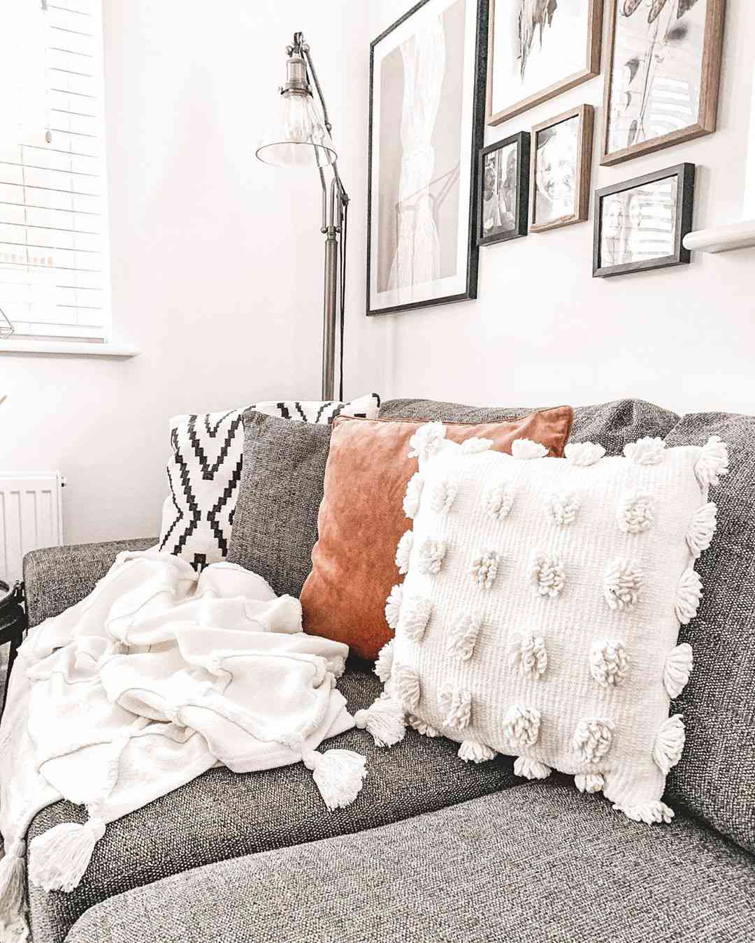 Salón con sofá gris