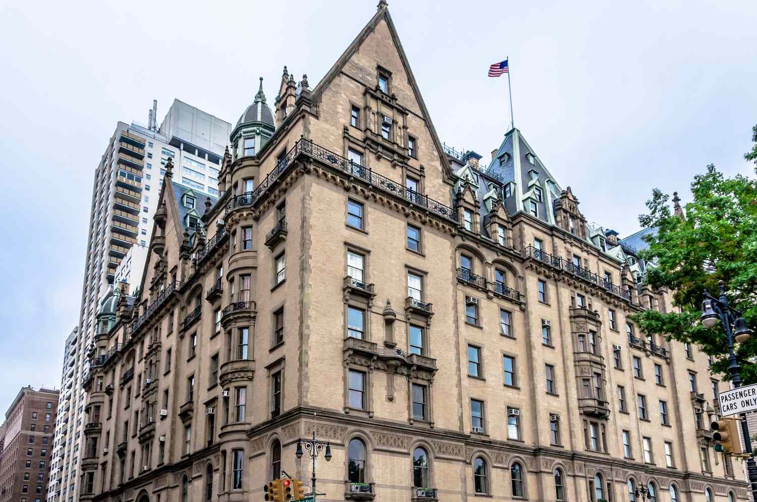 El edificio de apartamentos Dakota de la preguerra en NYC