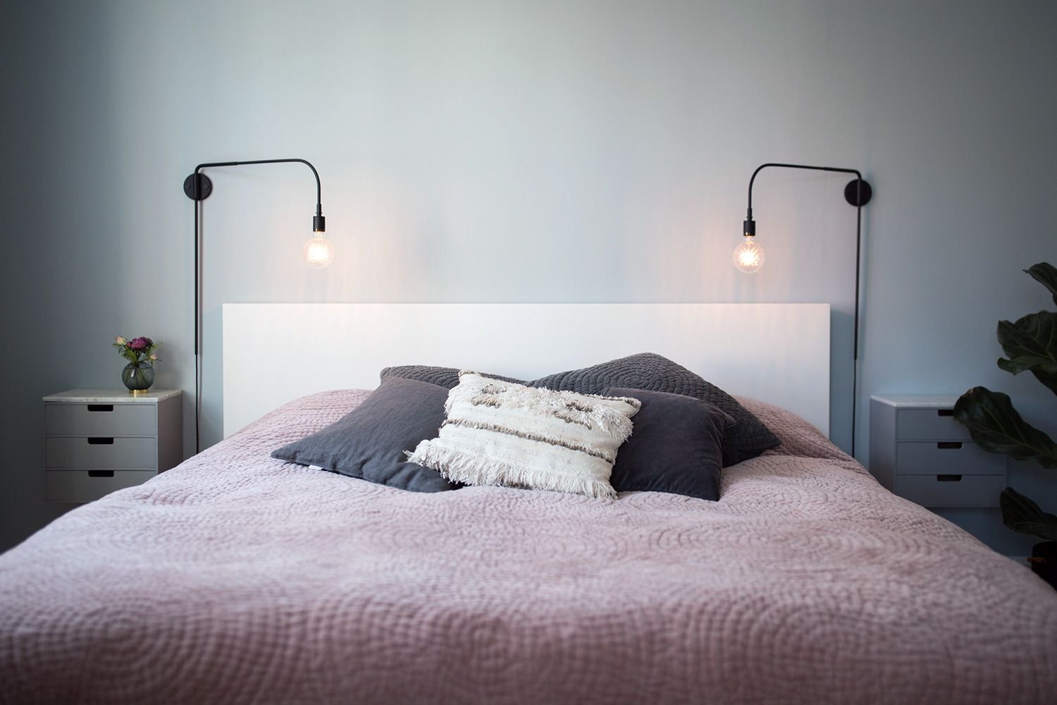 dormitorio minimalista rosa y gris