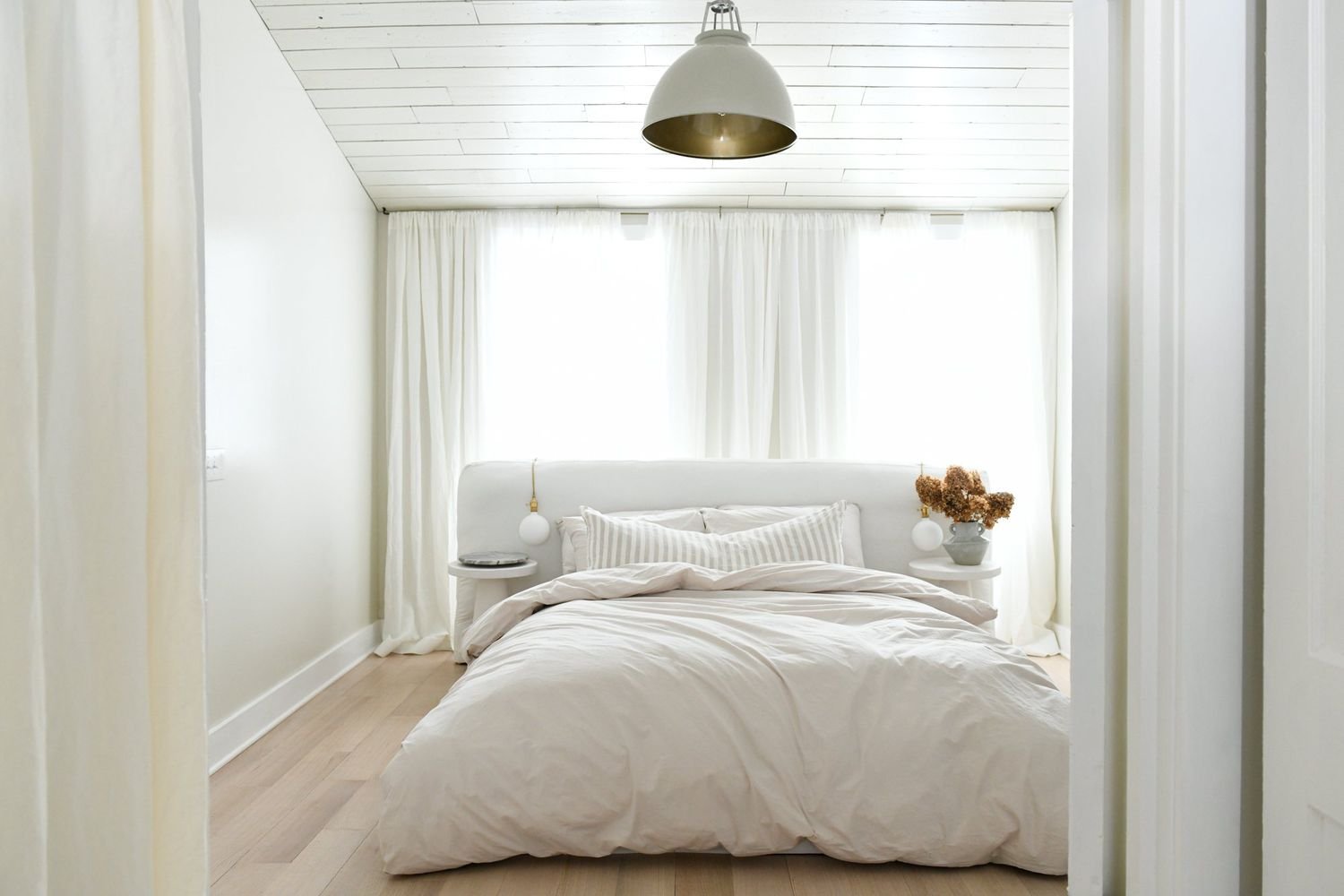 dormitorio minimalista todo blanco