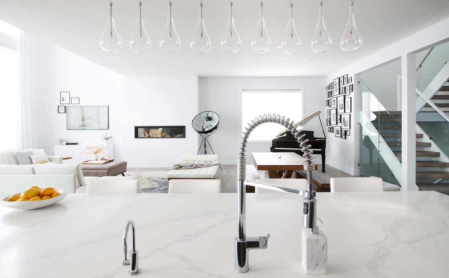 cocina americana con chimenea