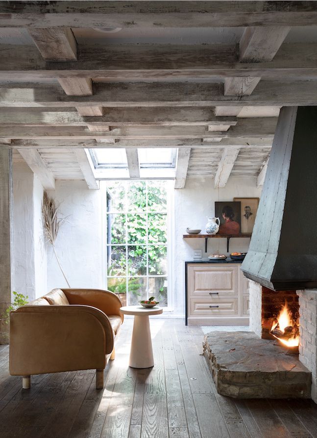 cocina rústica con chimenea