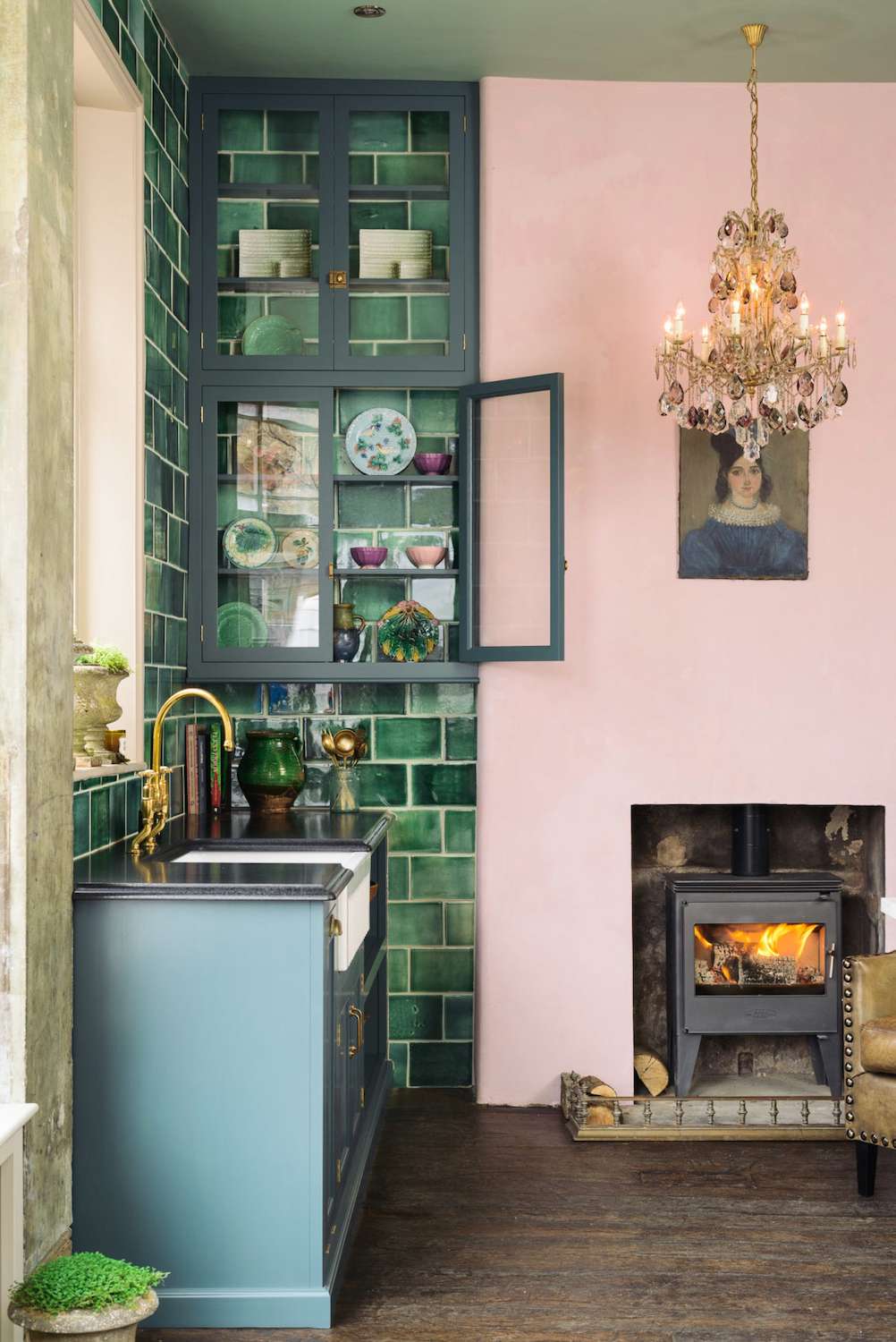 cocina colorida con chimenea