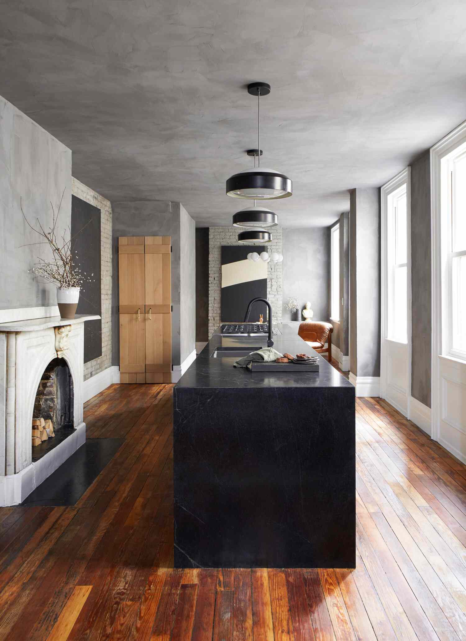 cocina de estilo industrial con chimenea