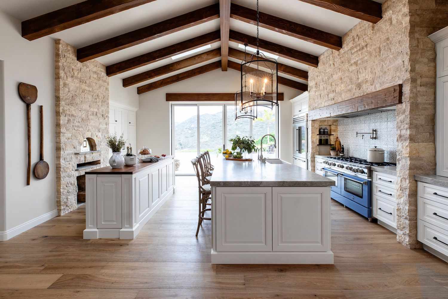 cocina de campo con chimenea