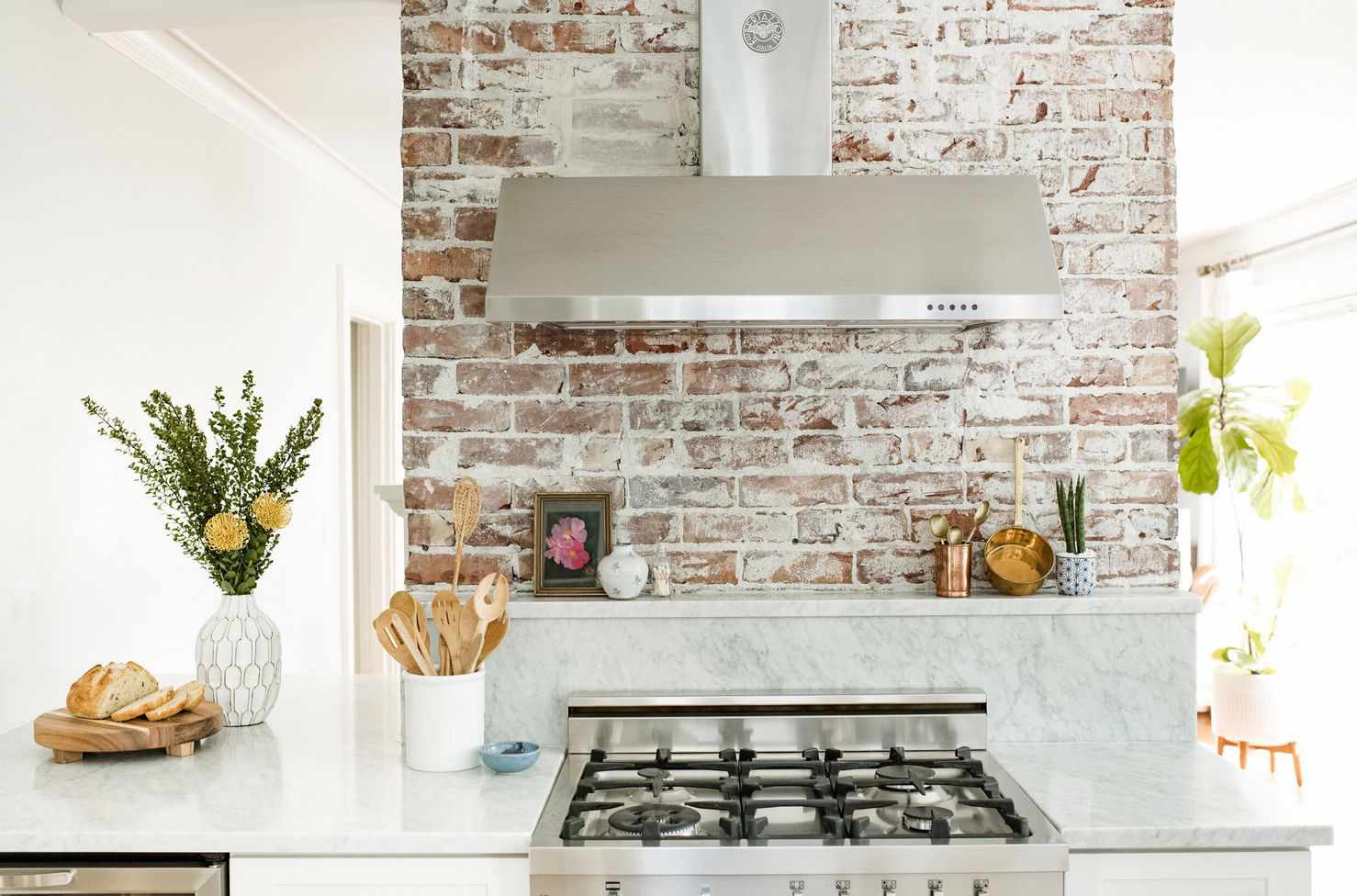 cocina con pared de chimenea de ladrillo