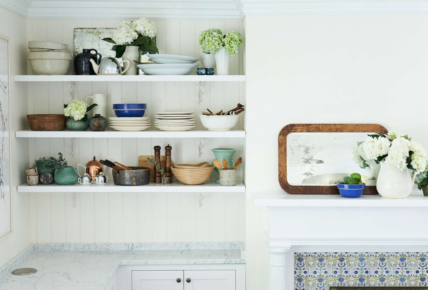 cocina con chimenea de azulejos estampados