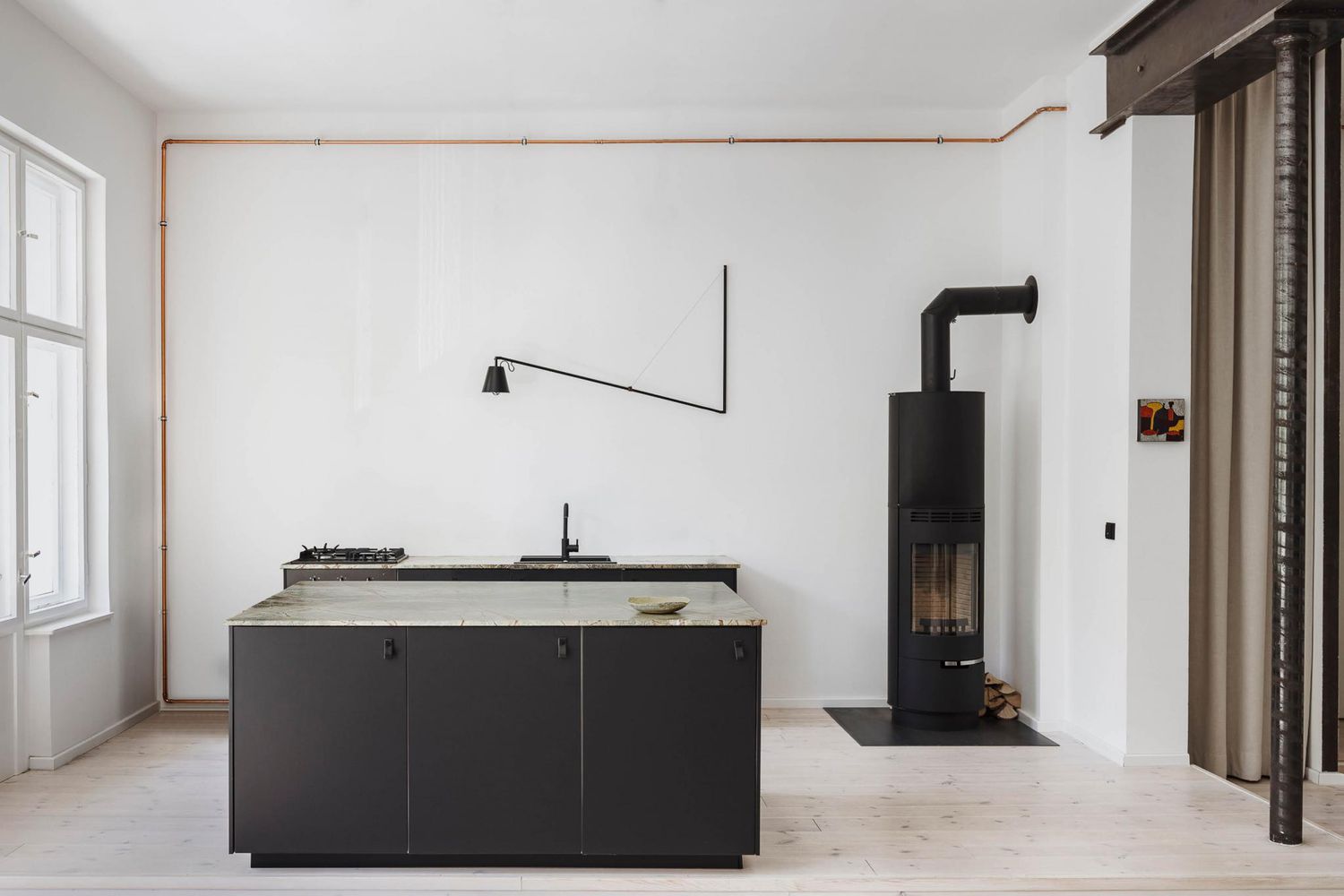 cocina minimalista con chimenea