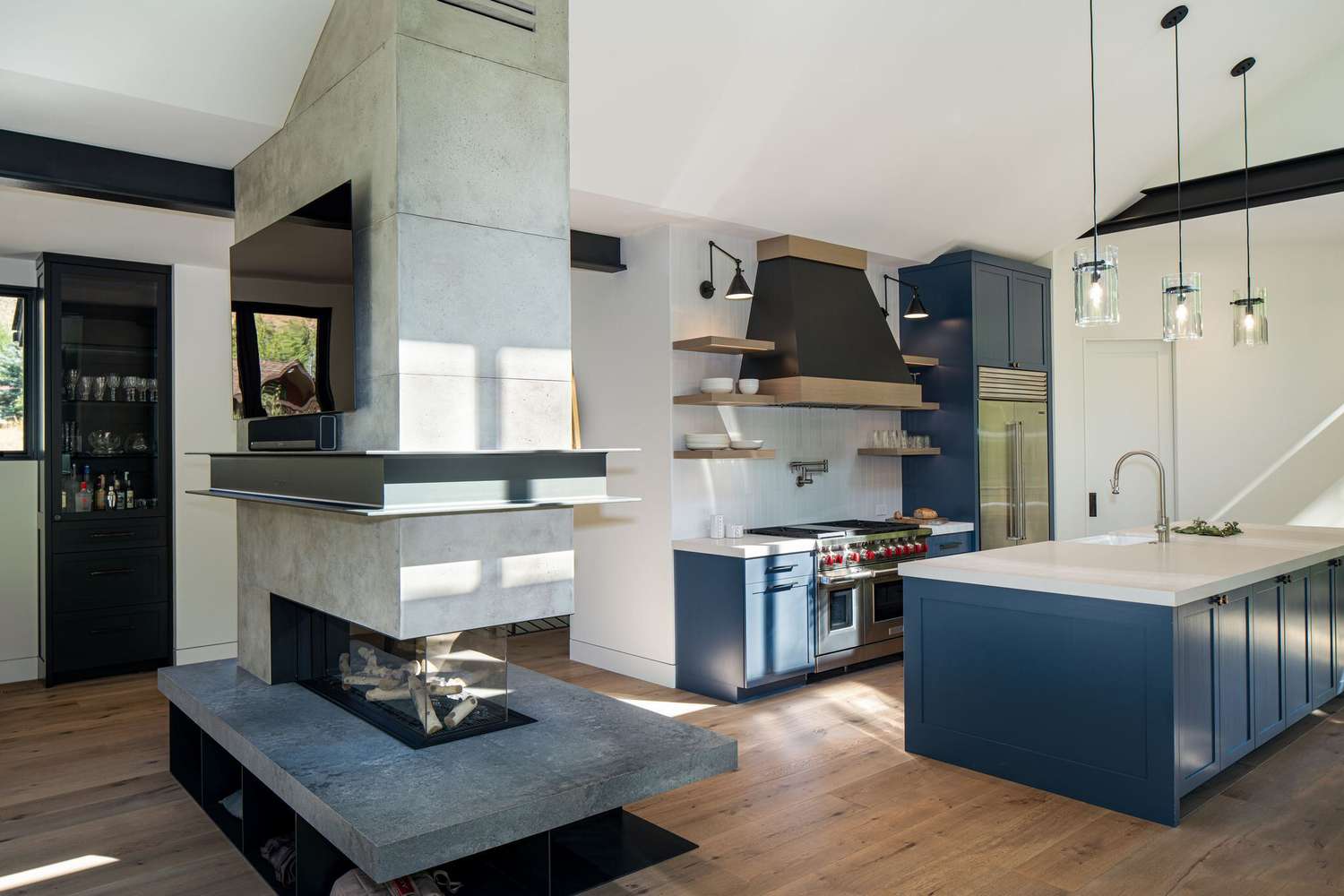 cocina americana con chimenea doble