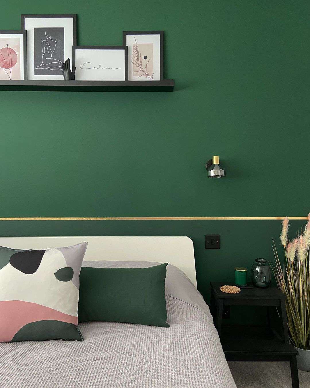 dormitorio verde oscuro con acentos dorados