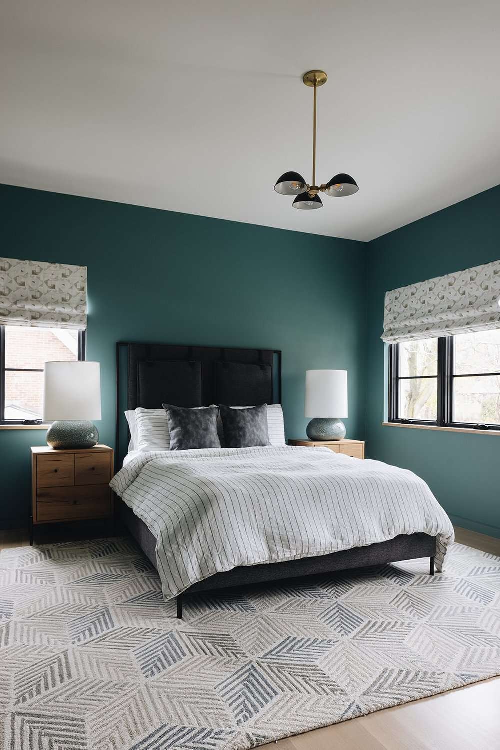 dormitorio verde oscuro con textiles estampados pálidos