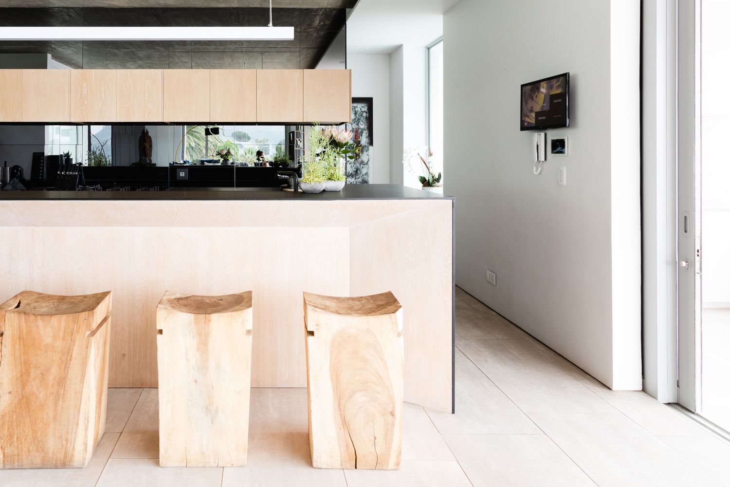 isla de cocina minimalista con abundante luz natural
