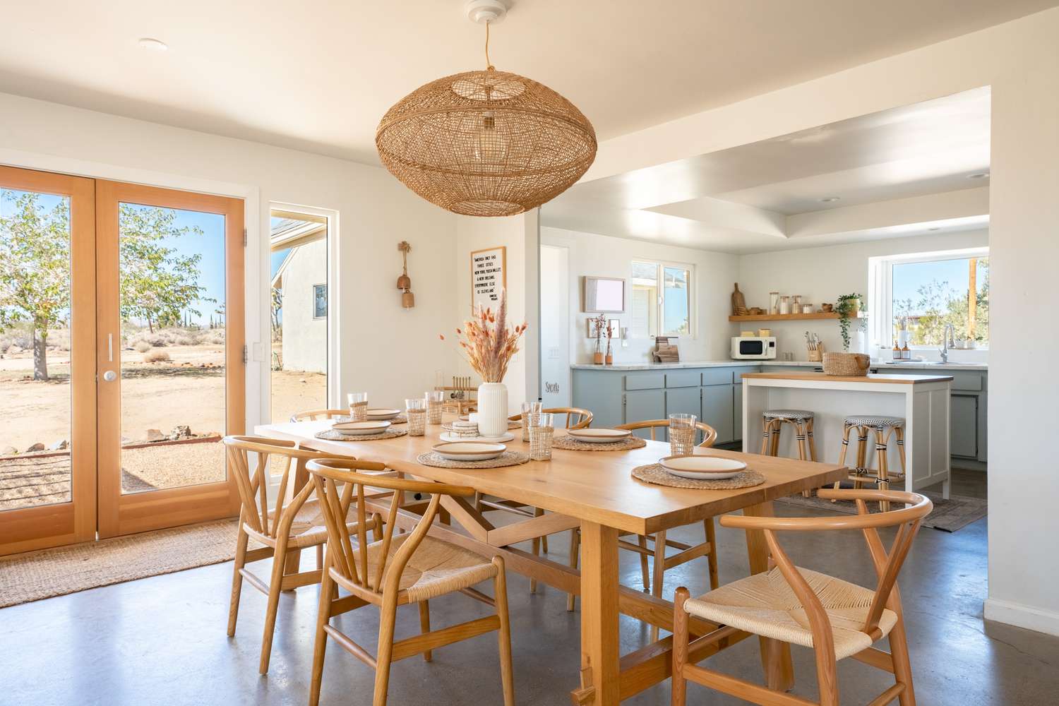 Vista de un comedor escandinavo