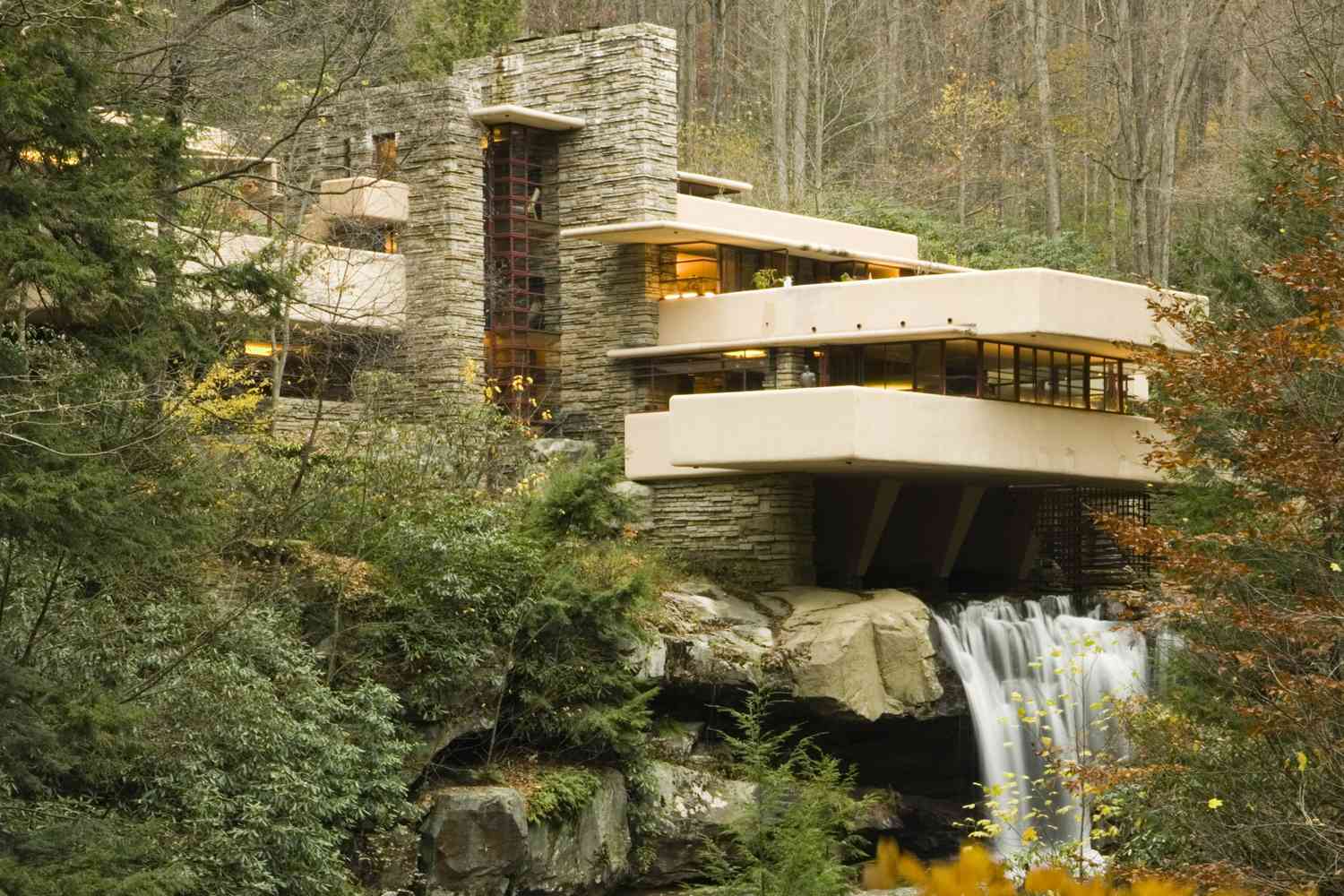 La casa Fallingwater de 1935 diseñada por Frank Lloyd Wright en Mill Run, Pensilvania