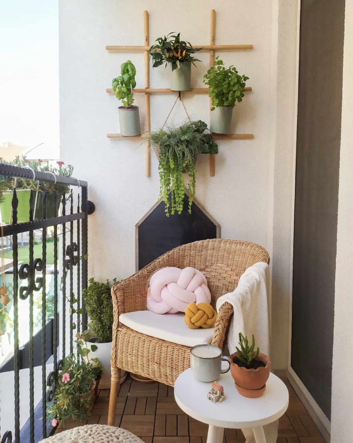 pequeño balcón con mini muro/estantería para plantas