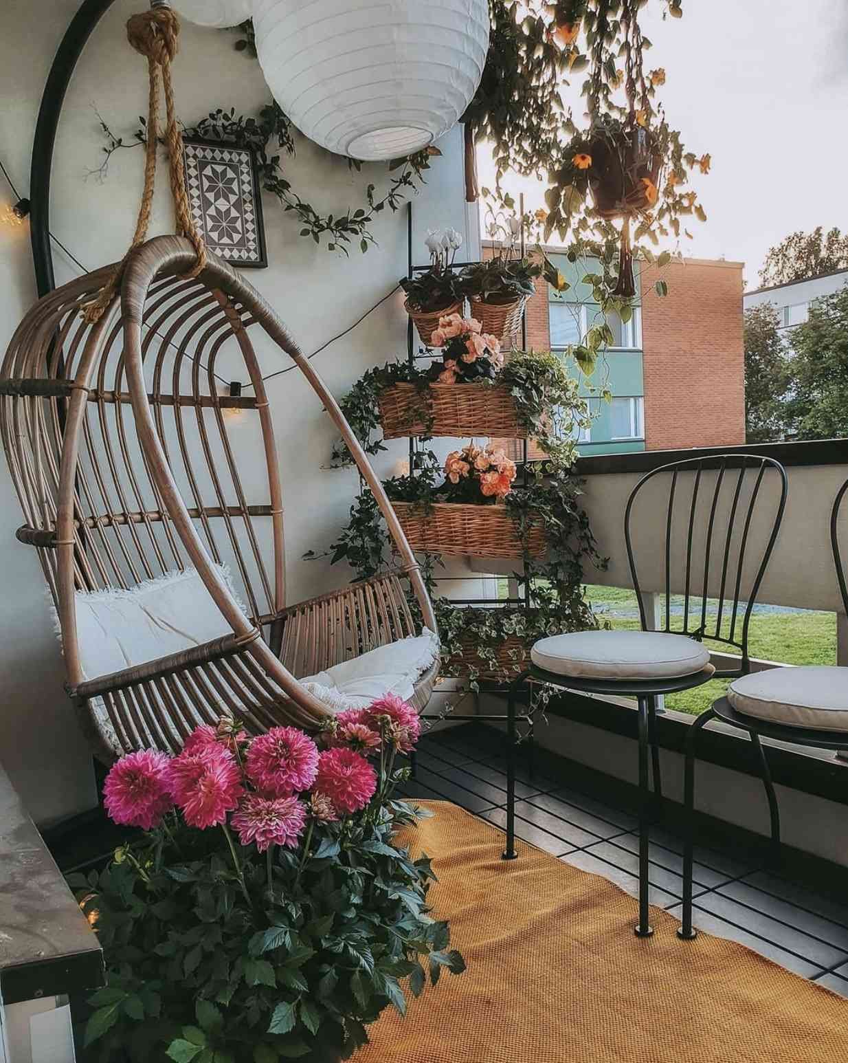 pequeño balcón con silla en forma de huevo