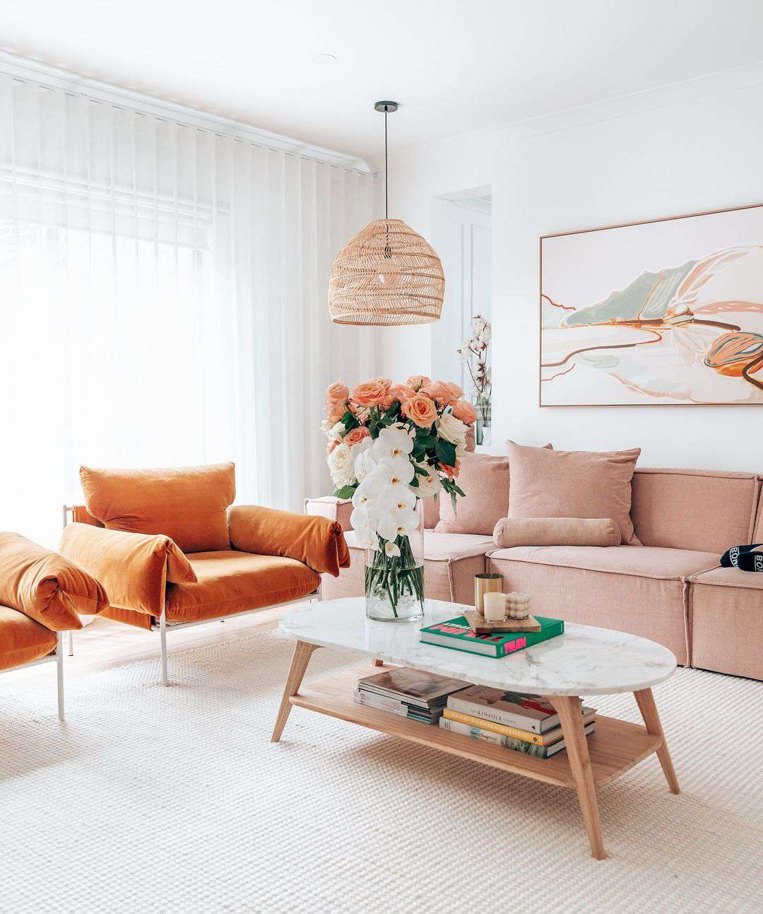 Salón minimalista al atardecer