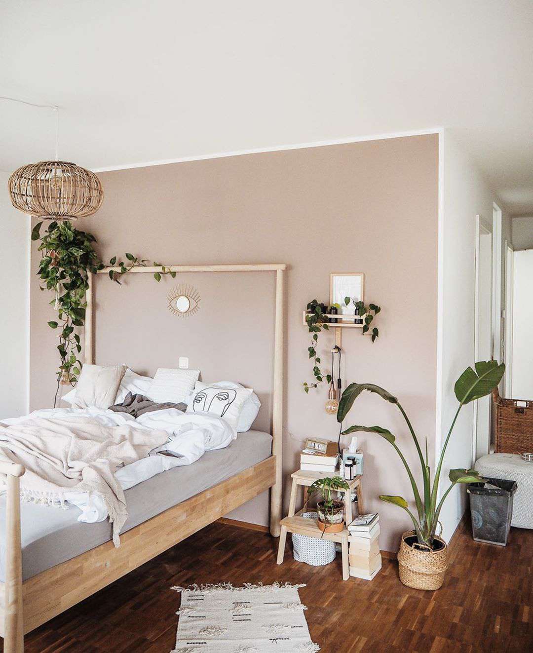 Dormitorio con vegetación