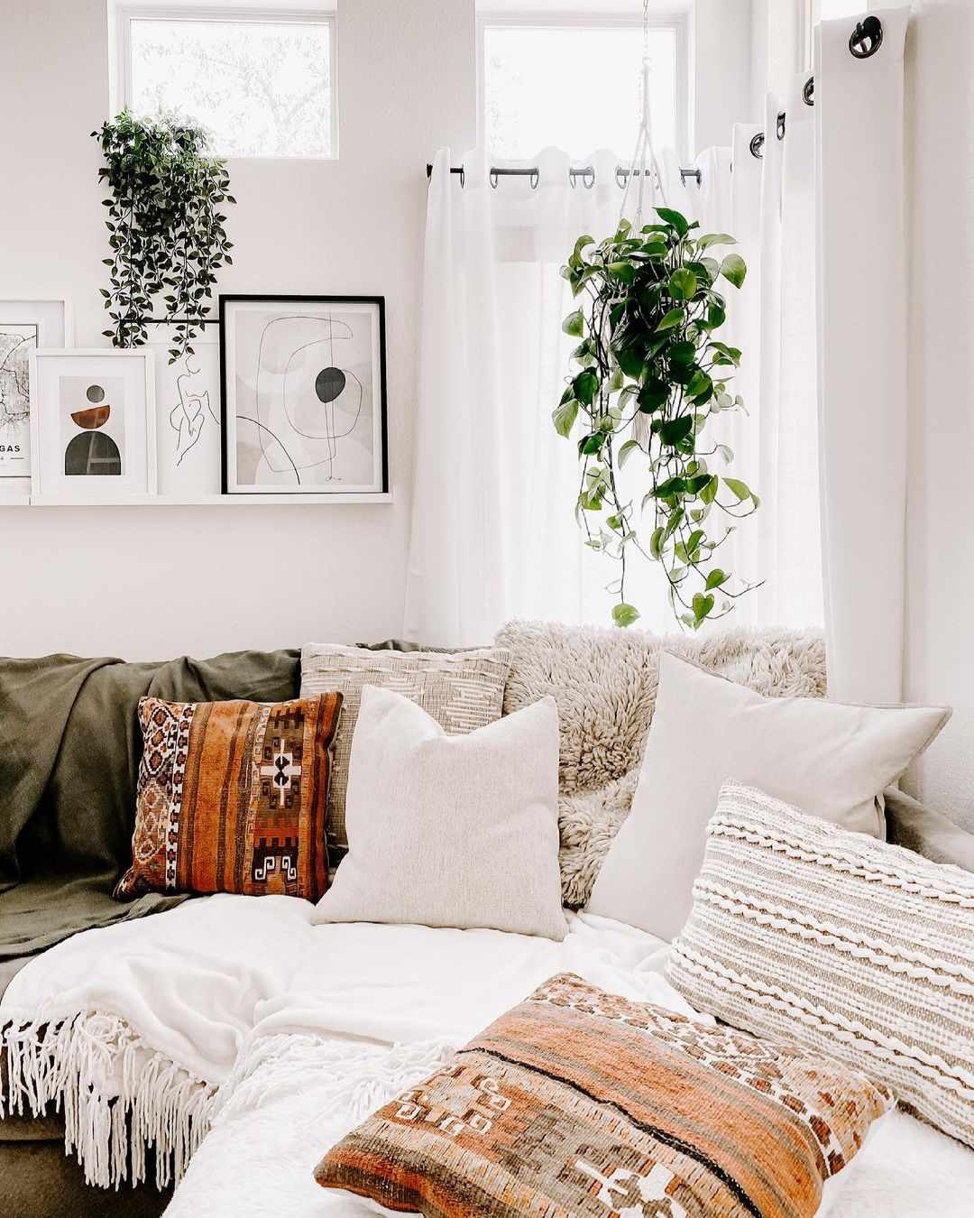 Salón Boho Scandi con planta colgante.