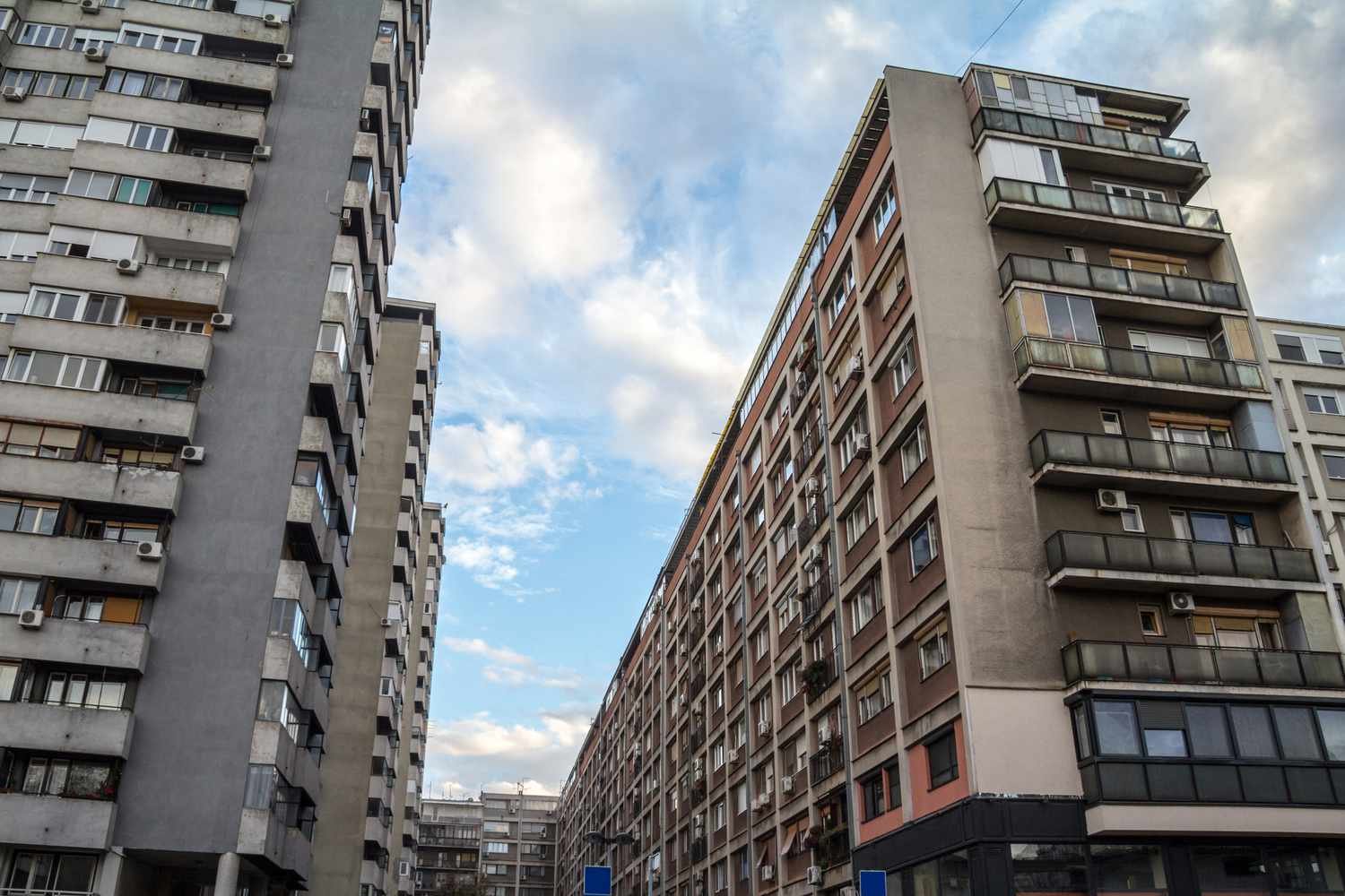 Viviendas comunistas de estilo brutalista en Belgrado, Serbia