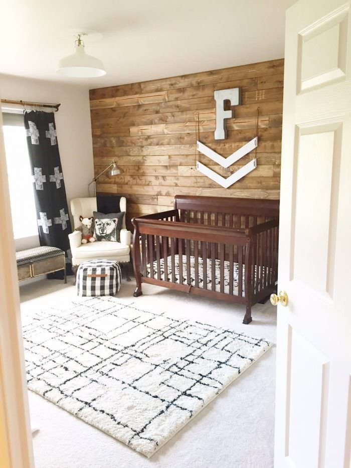 Cuarto de niños luminoso y contemporáneo con pared de acento rústica con paneles de madera