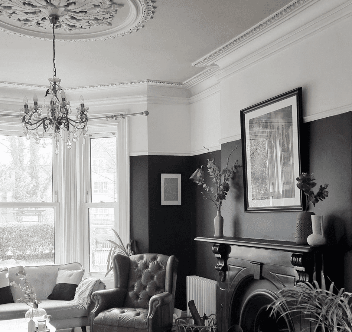 chimenea de salon en blanco y negro