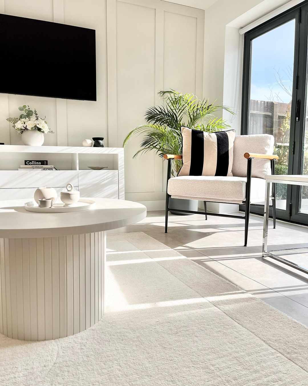 salón contemporáneo en blanco y negro
