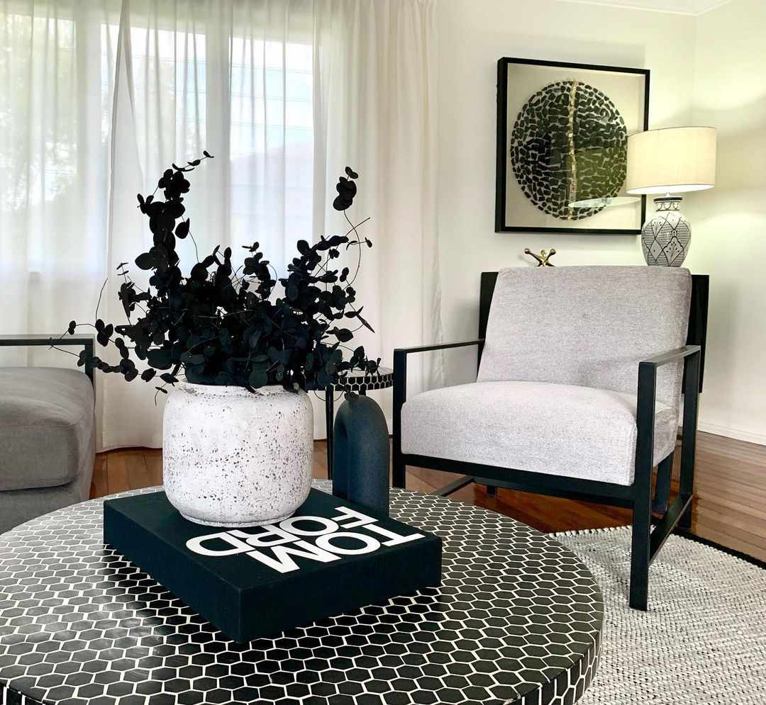 salón minimalista en blanco y negro
