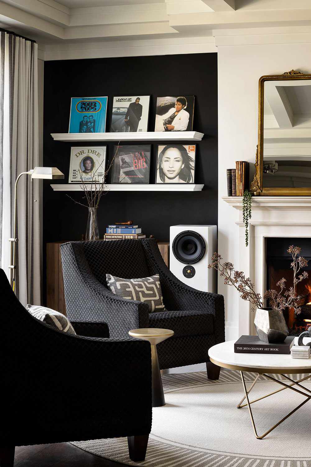 salón en blanco y negro con acentos dorados