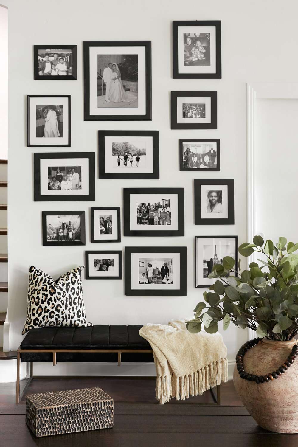pared de galeria en blanco y negro para el salon