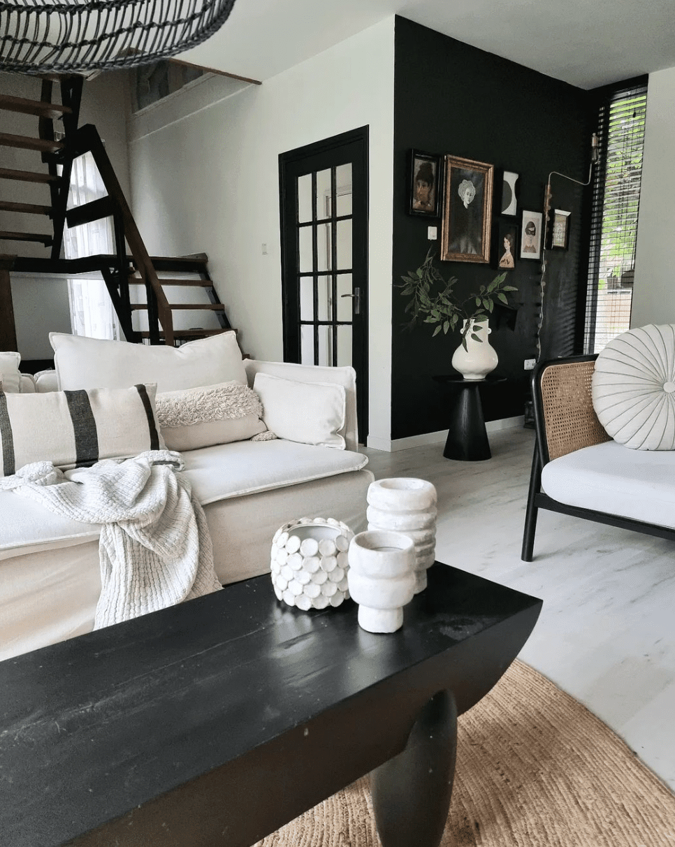 pared de acento en blanco y negro para el salón