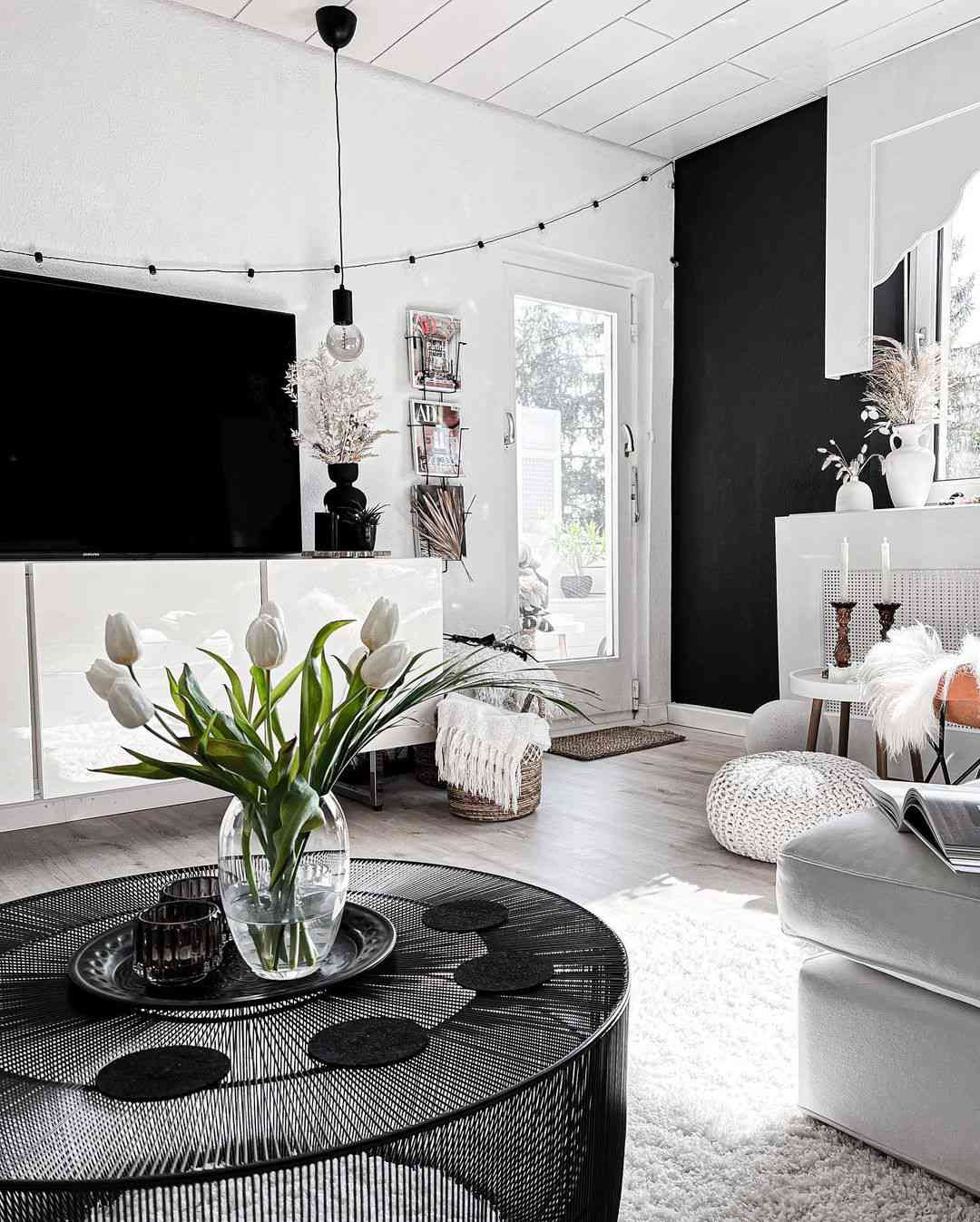 cómo añadir textura a un salón en blanco y negro
