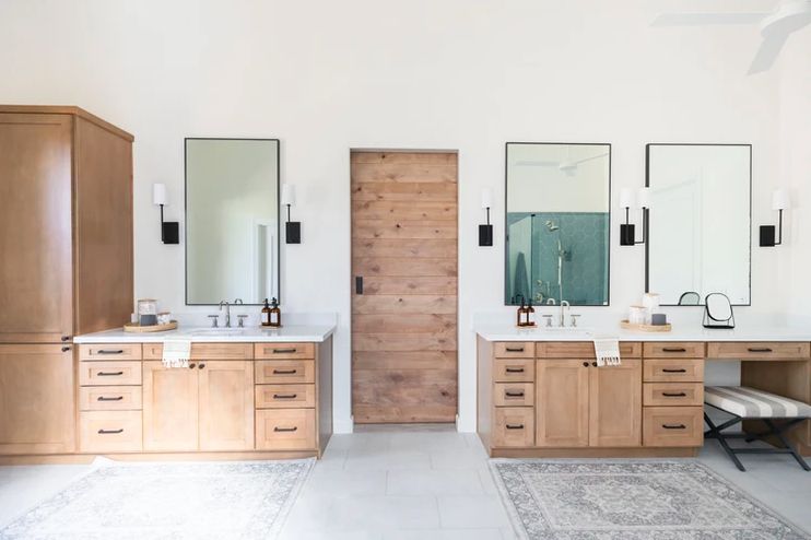 tocador de maquillaje en baño tono madera clara