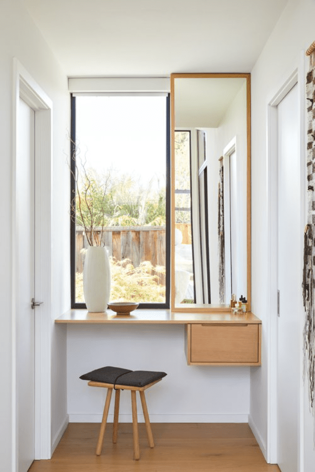 tocador de maquillaje con espejo y ventana