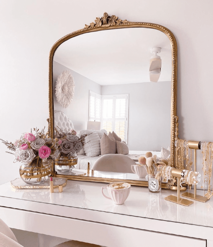 tocador de maquillaje ornamentado