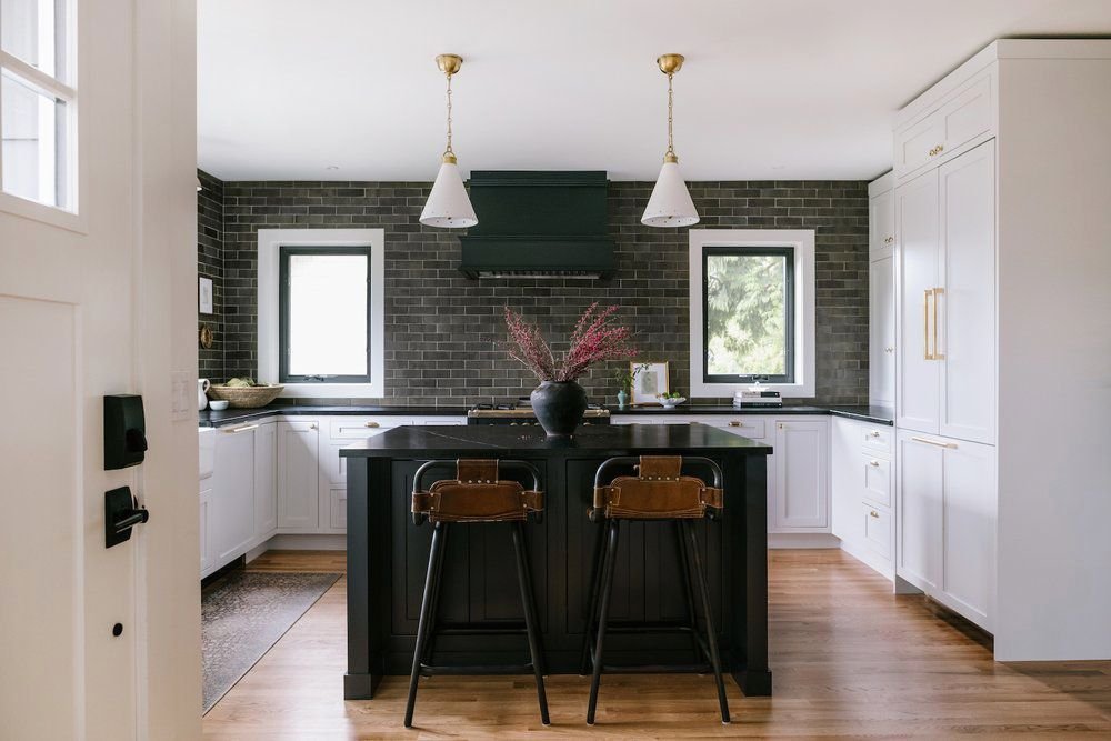 cocina en blanco y negro con encimeras negras