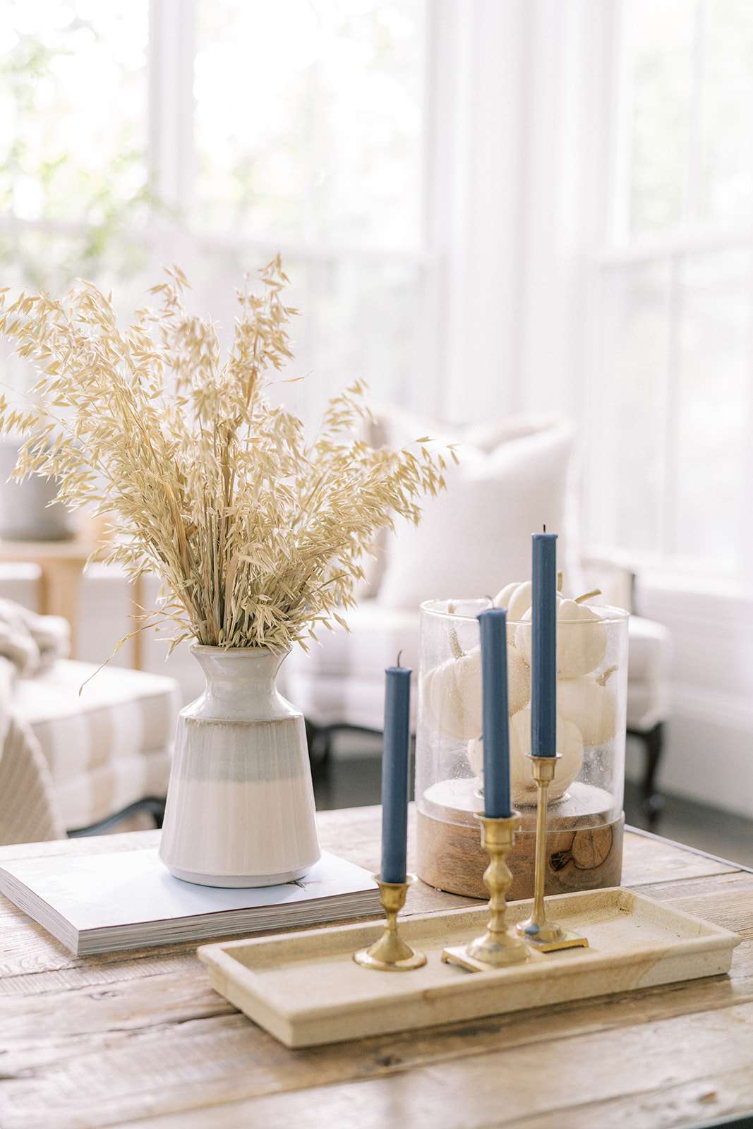 Mesa de centro con palos de vela y decoración otoñal