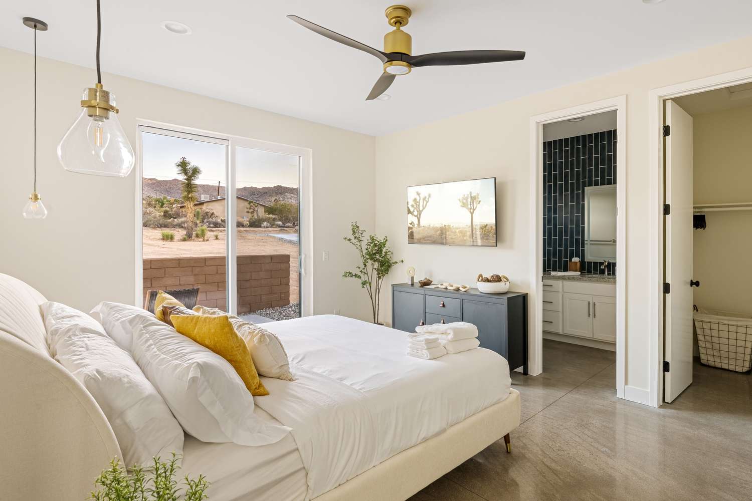 Dormitorio con cuarto de baño 