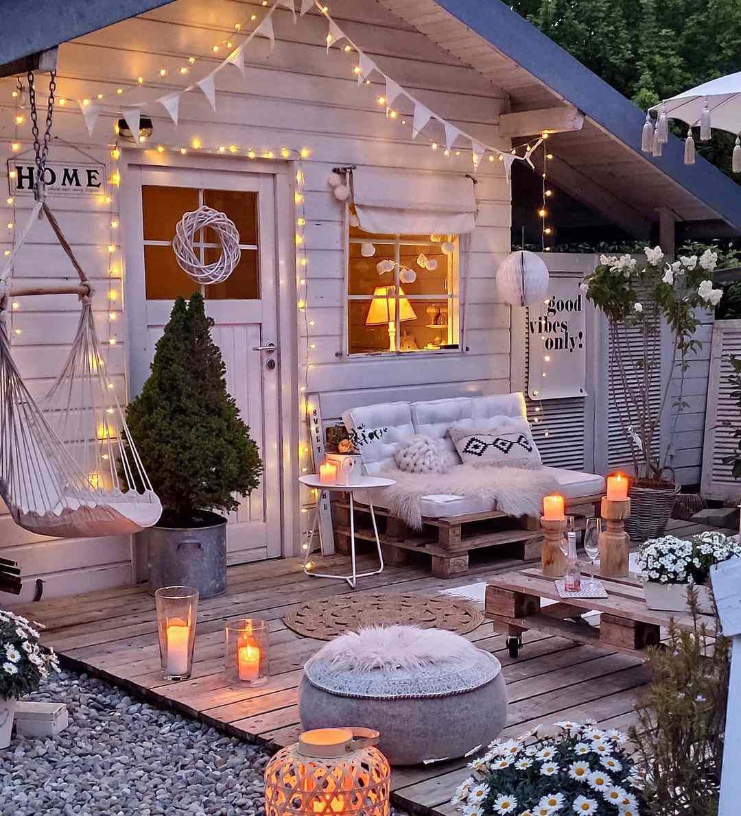 Patio de casa con luces de cuerda en puertas y ventanas