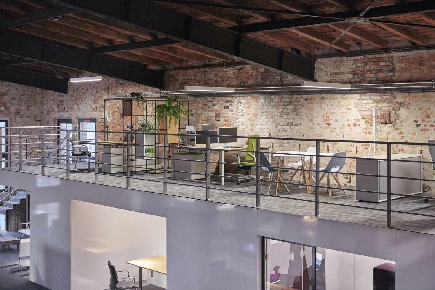 Interior de una moderna oficina tipo loft de estilo industrial en Alemania.