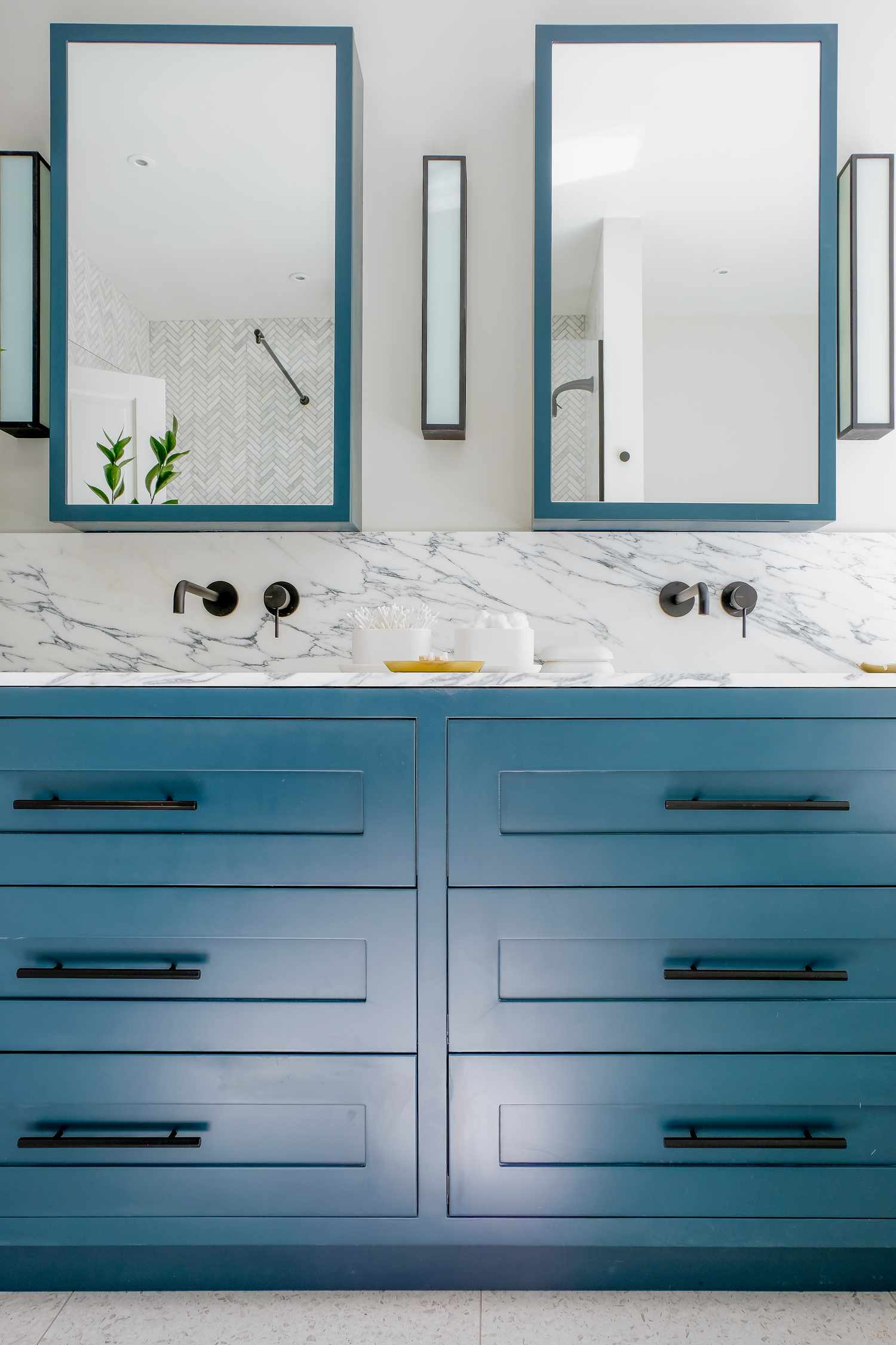 baño luminoso con dos lavabos y un tocador azul